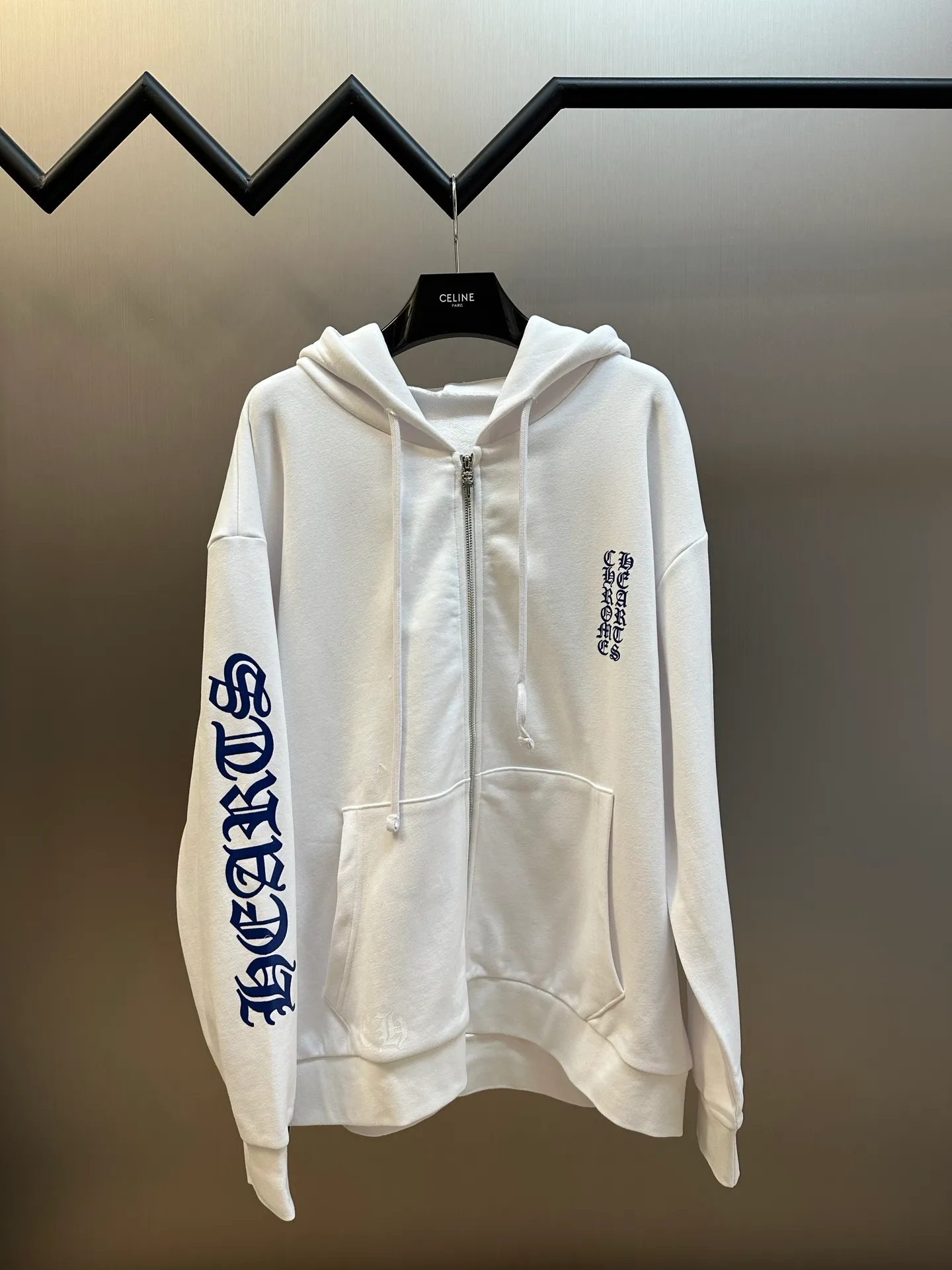 P470 Chrome Hearts Chrome Hearts Printed Zipper Sweatshirt Customized with soft cloud-like 100% cotton velvet feel sweatshirt fabric, Western Gothic text is embellished on the chest, controlling the visual focus and extending vertically from the wrist to the shoulder line. A wonderful touch to break up the monotony of sweatshirts. The zippered hooded silhouette deconstructs the lazy drape carrying suede. When the Gothic font meets all white, it not only retains the coldness of the Gothic, but also dissolves the depression of darkness with the purity of white.  Glue printing is used. The printing is modified by the film screen three times. The glue liquid paint is used to print the pattern on the fabric, and the fabric is baked to fix the printed pattern. Size: s m l xl